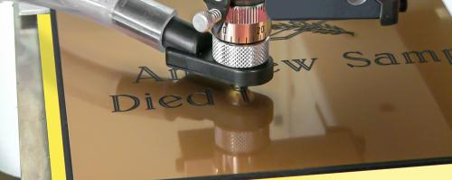 Memorial plaque engraving with a funeral engraving machine M20