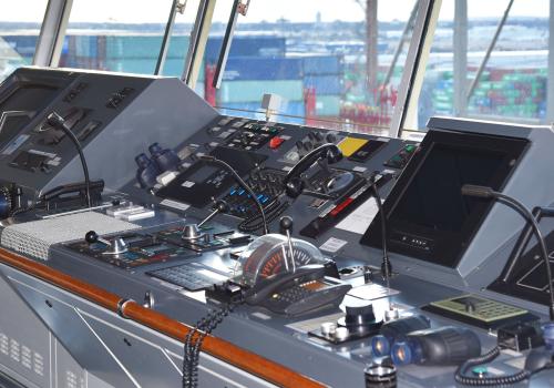 Navigational cabin with ship maneuvering commands